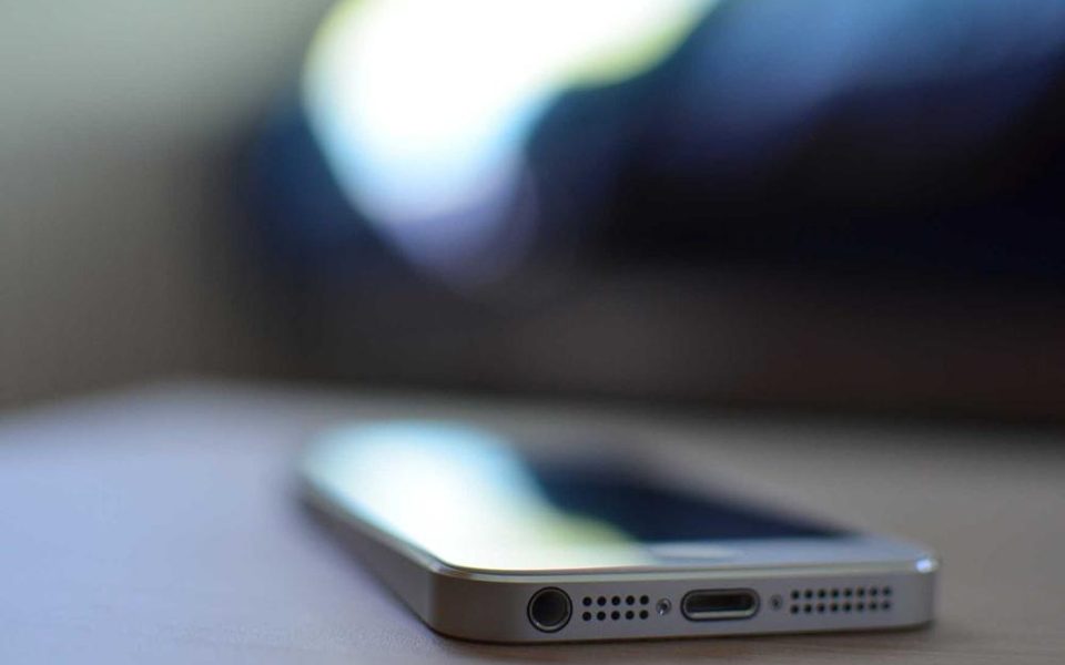 Uno smartphone appoggiato su una scrivania