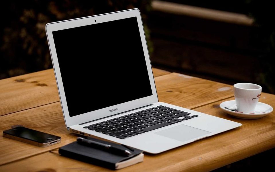 Una scrivania in ordine con un portatile aperto